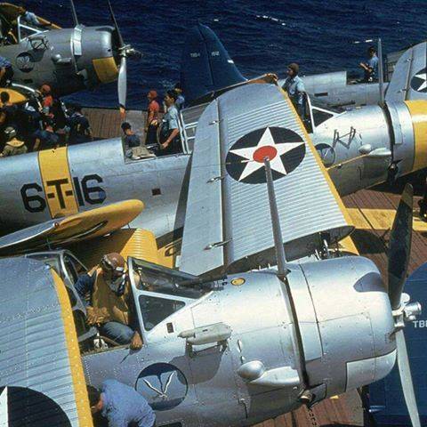 00 USS Enterprise maneuvers off Hawaii, 1940.jpg