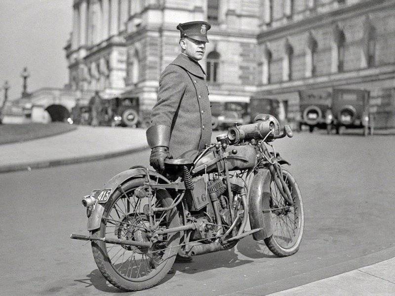 000 Policeman with his Indian motorcycle in 1924, Washington D.C..jpg