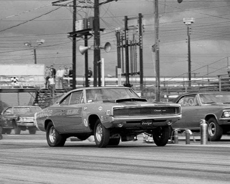 0000 Dick Landy's '68 Charger gets the jump on a '66 Chevelle.jpg