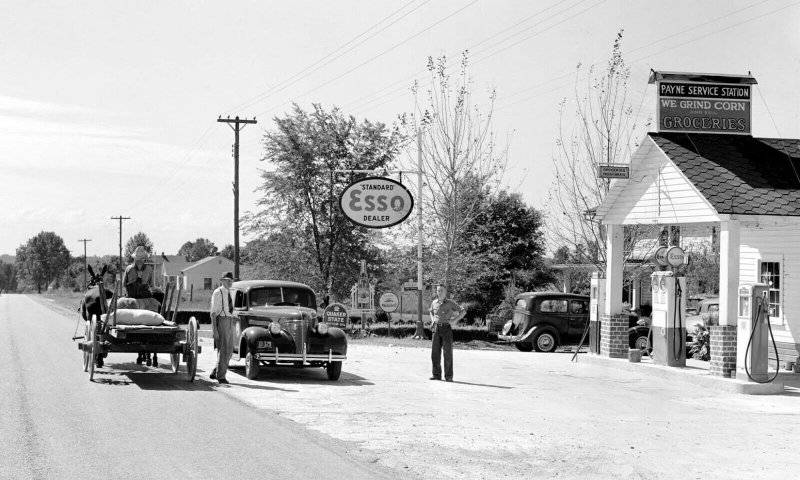 0000 Esso Gas Station in Danville, Virginia 1939.jpg
