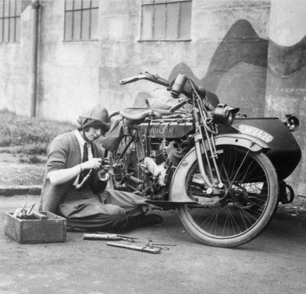 000000000 An RFC-RAF despatch rider working on her Phelon & Moore 498cc side-valve motorcycle ...jpg