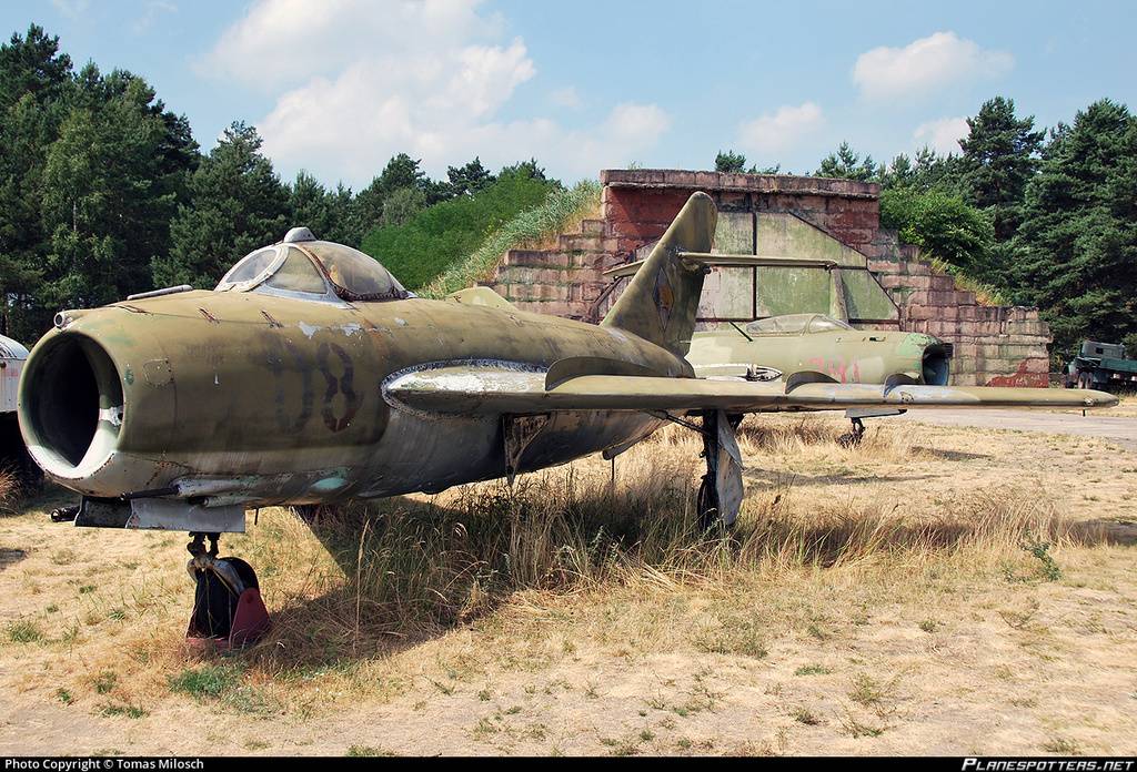 08-East-German-Air-Force-Mikoyan-Gurevich-Mig-17_PlanespottersNet_144474.jpg