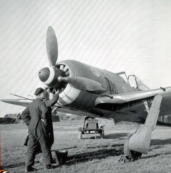 1 Luftwaffe im Focus - Edition No.1 2002 jg 51 bf 109 ground crew[1].jpg