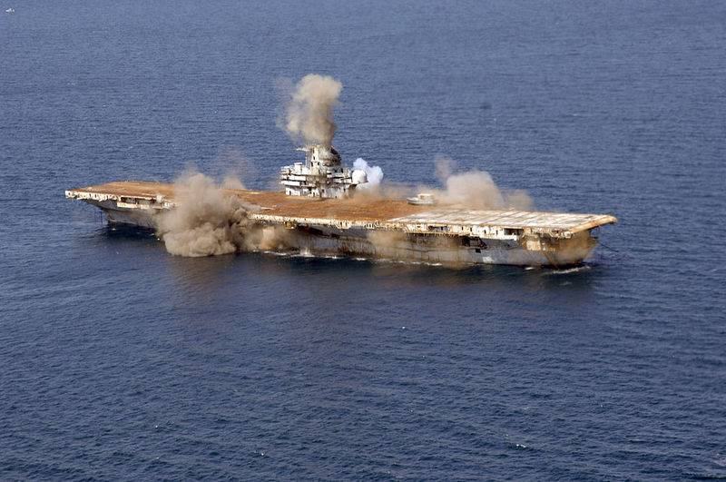 1024px-Detonations_aboard_the_USS_Oriskany.jpg