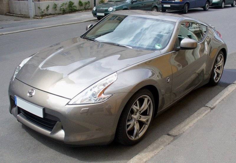 1280px-Nissan_370Z_Platinumgraphite.jpg