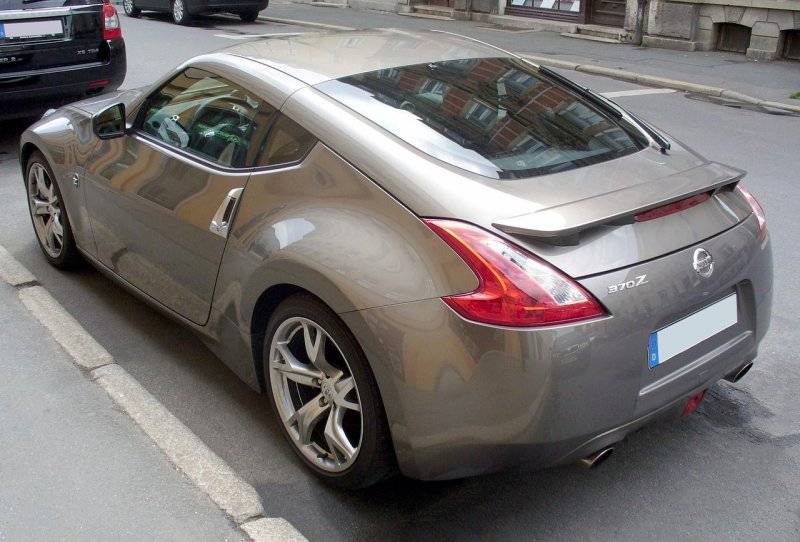 1280px-Nissan_370Z_Platinumgraphite_Heck.jpg