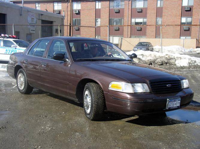 168899_Ford_Crown_Vic_(Brown).jpg