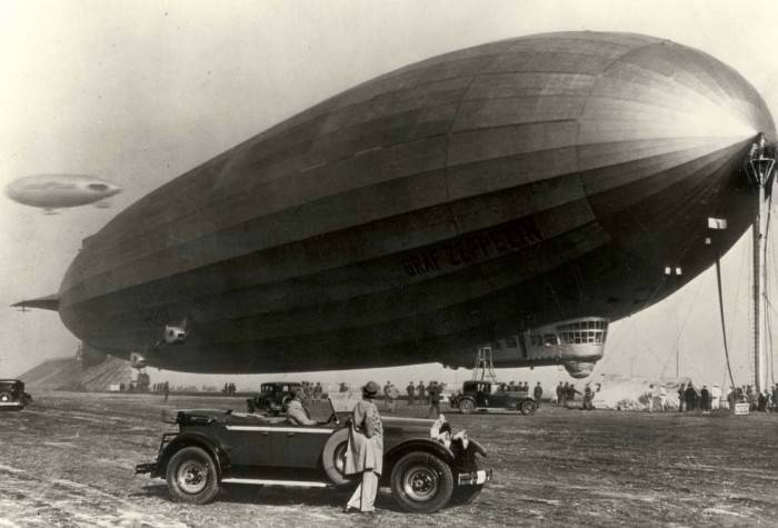 1929-Packard-and-the-Graf-Zeppelin-700x475.jpg