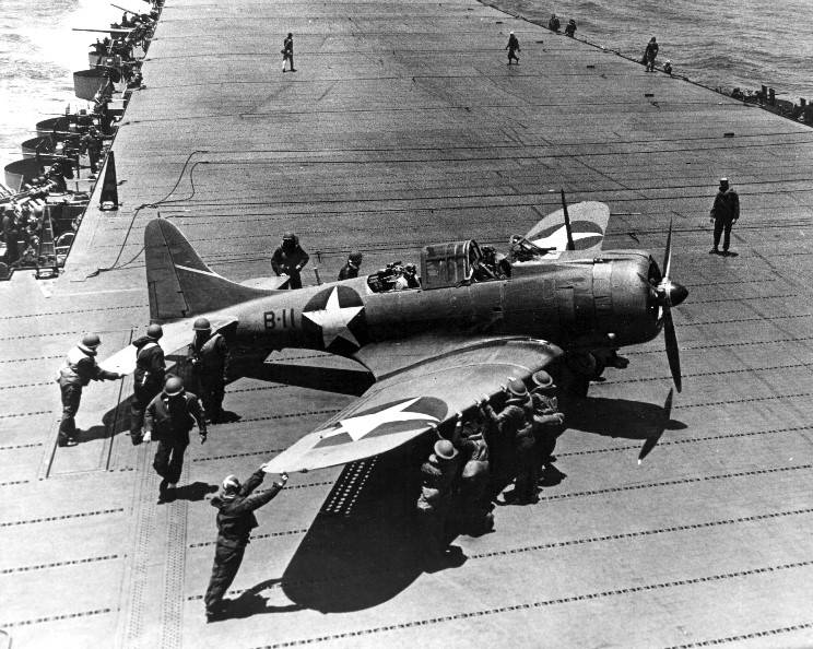 1942_06_04_f_sdb_dauntless_b11_uss-hornet-cv-8-midway.jpg