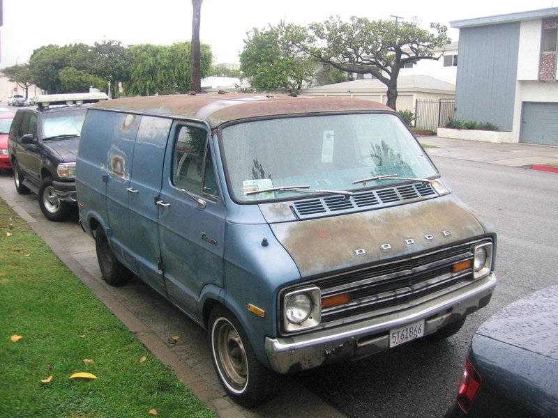 1973_to_1974_dodge_tradesman_van__by_l0wlif3furry-d88pu2a.jpg