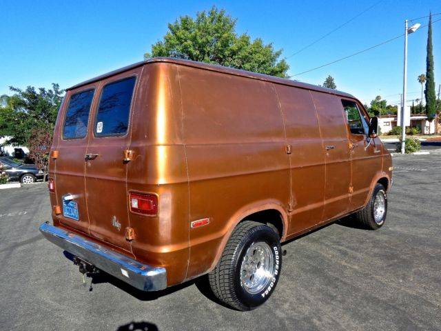 1976-dodge-tradesman-200-van-custom-shaggin-vannin-1975-1974-1973-1972-1971-3.jpg