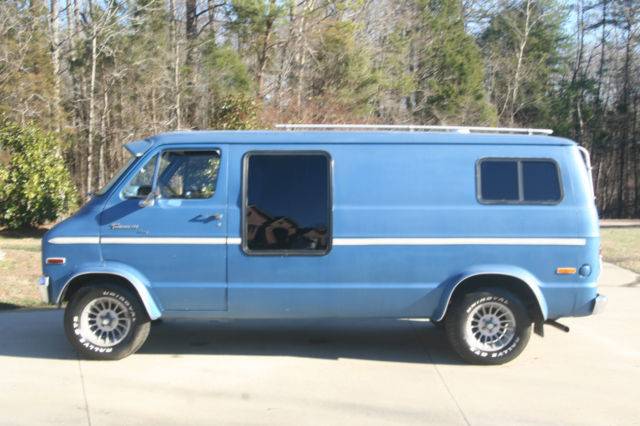 1977-dodge-van-tradesman-200-custom-super-rare-survivor-400-big-block-look-1.jpg