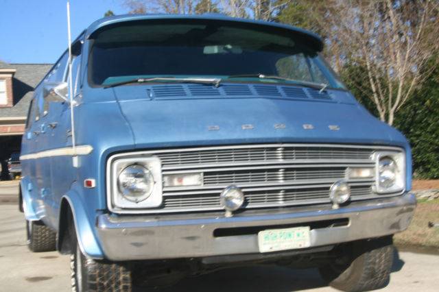 1977-dodge-van-tradesman-200-custom-super-rare-survivor-400-big-block-look-3.jpg