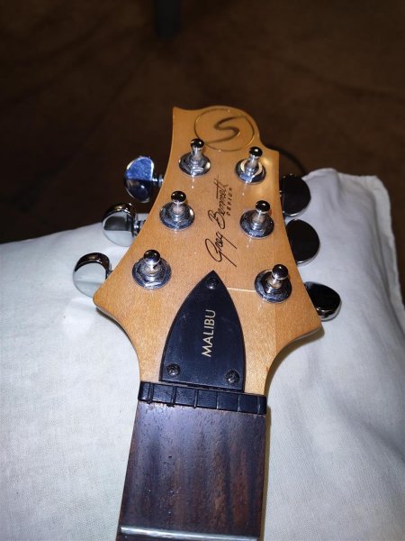 1C_Headstock_FinishCrack.jpg