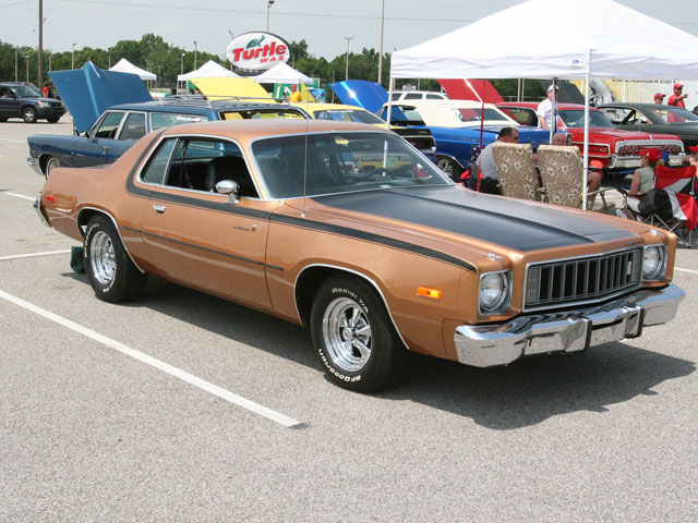 2007_hot_rod_power_tour_day_5_pictures_05_z+1975_plymouth_road_runner+side_view.jpg