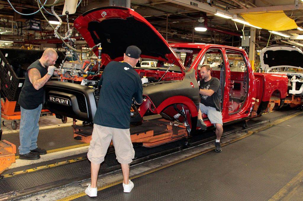 2015-ram-1500-rebel-assembly-line.jpg