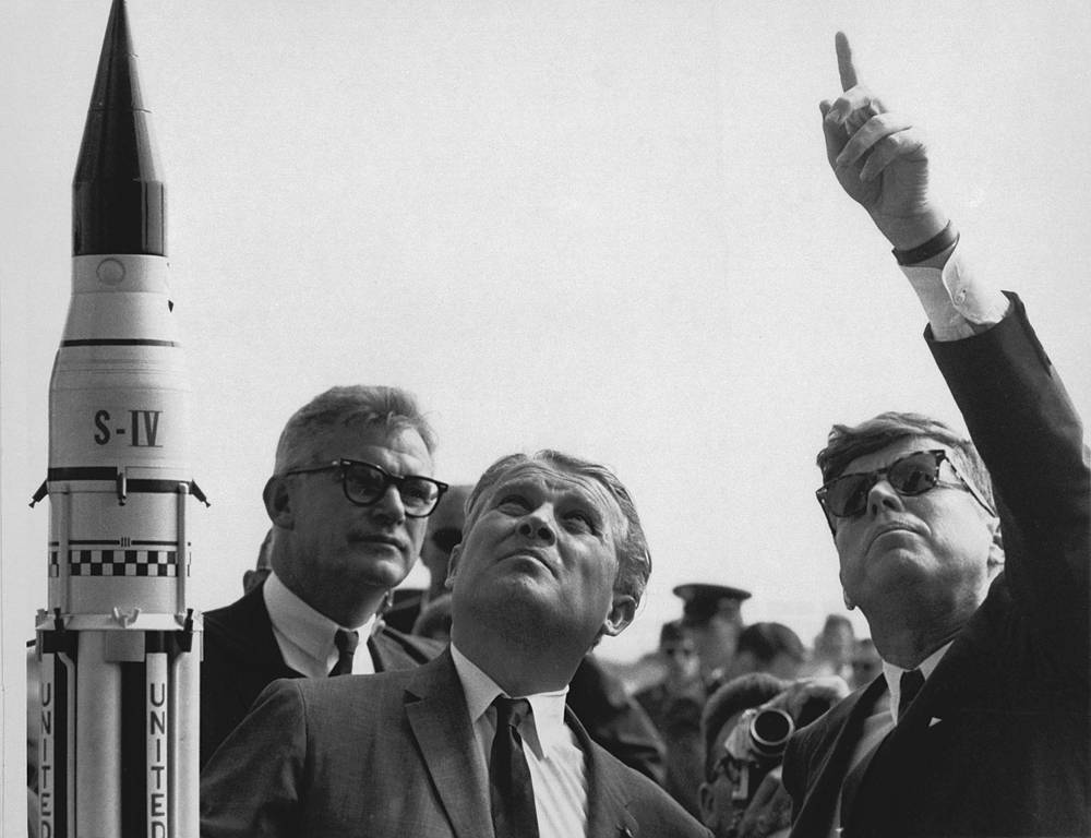 207151main_vonbraun-kennedy.jpg