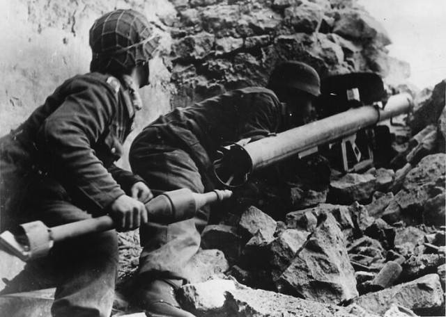 27.Two-German-grenadiers-prepare-to-fire-the-RPzB.54-Panzerschreck-640x456.jpg