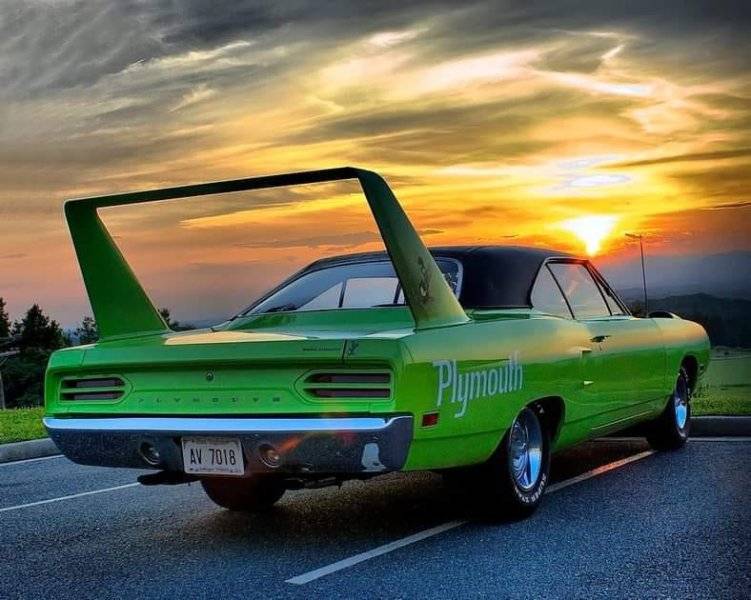 290 '70 Plymouth Superbird.jpg