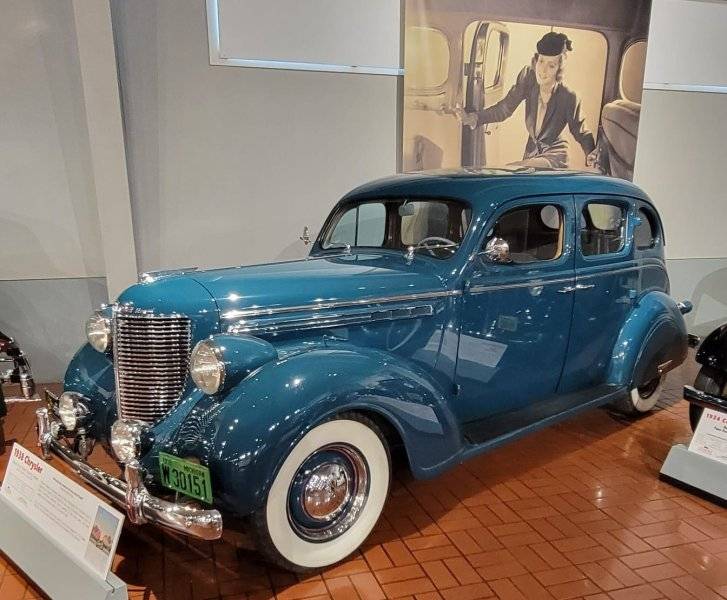 310 1938 Chrysler Royal 4-door Touring Sedan.jpg