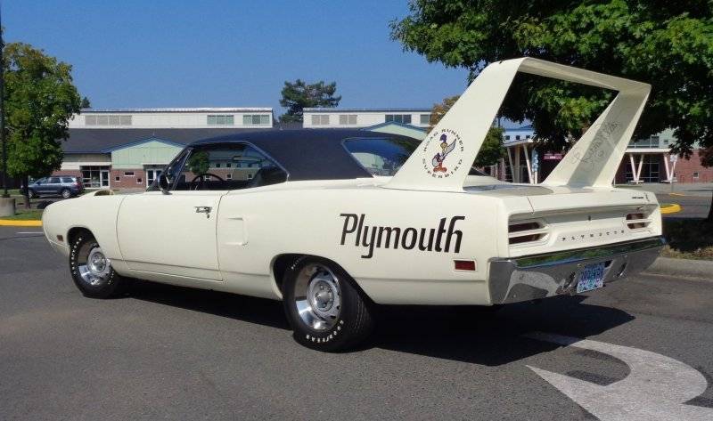 324 '70 Plymouth road runner Superbird.jpg