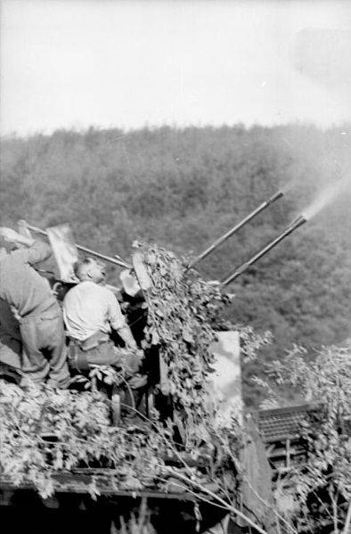 394px-Bundesarchiv_Bild_101I-022-2926-38_Russland_Vierlingsflak_feuernd.jpg