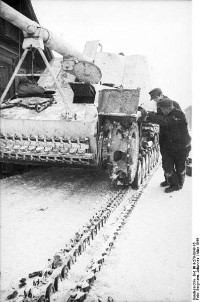 397px-Bundesarchiv_Bild_101I-279-0949-16%2C_Russland%2C_Jagdpanzer_Nashorn-Hornisse.jpg