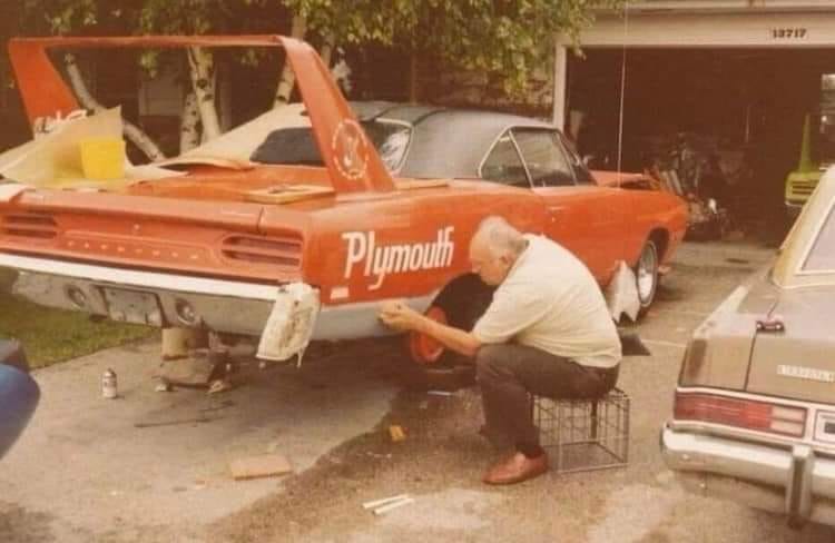 412 '70 Plymouth road runner Superbird.jpg