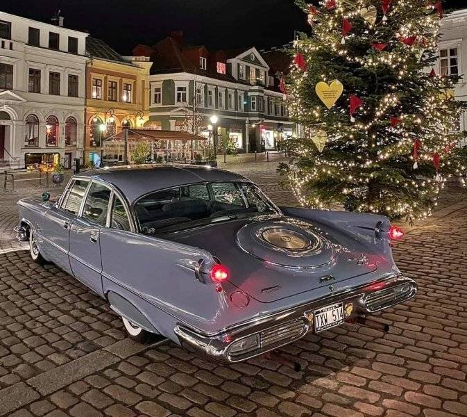 489d 1957 Imperial Crown Sedan in Sweden.jpg