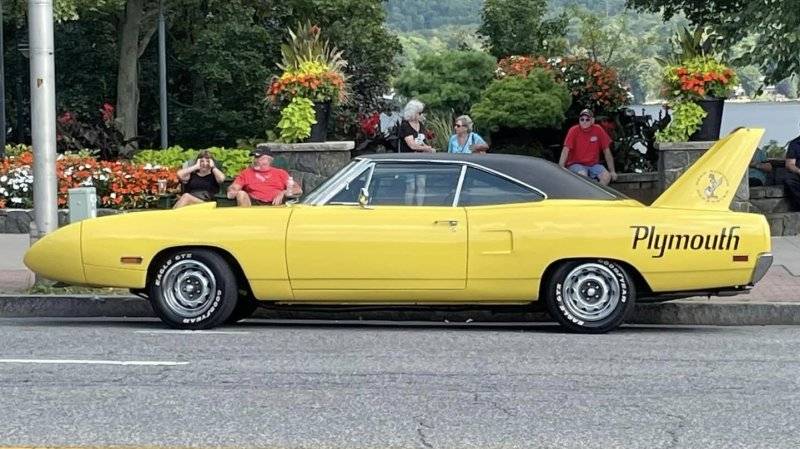 613 '70 Plymouth Road Runner Superbird.jpg