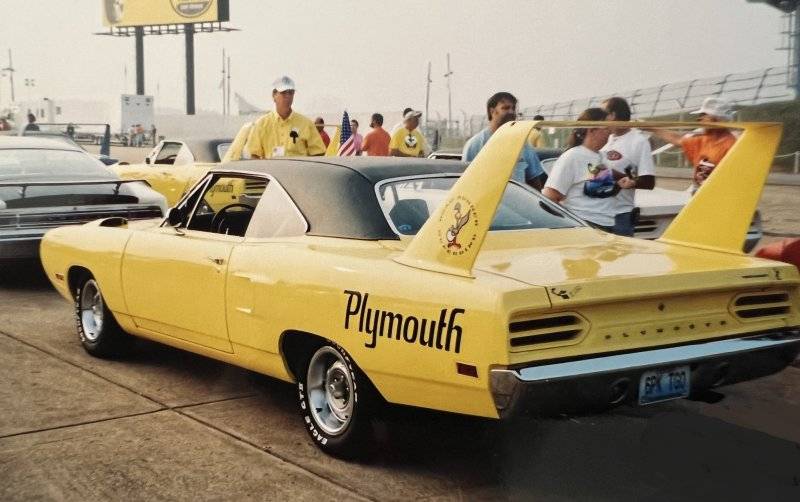 672 '70 Plymouth Lemon Twist Superbird at Talladega, Alabama 2004.jpg