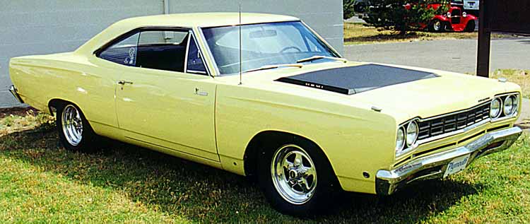 68 Roadrunner Hemi Yellow custom wheels.jpg