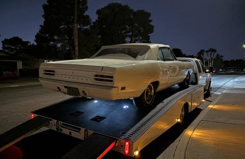 '70 Plymouth Satellite convertible on a very nice trailer (5).jpg