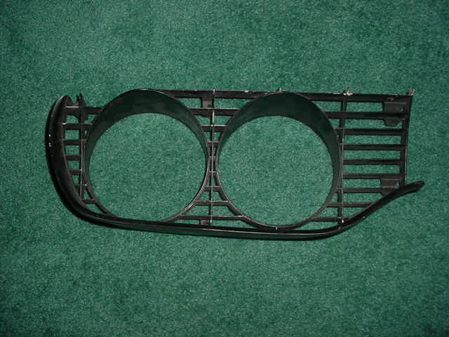 71 B-body passenger headlight bezel.JPG