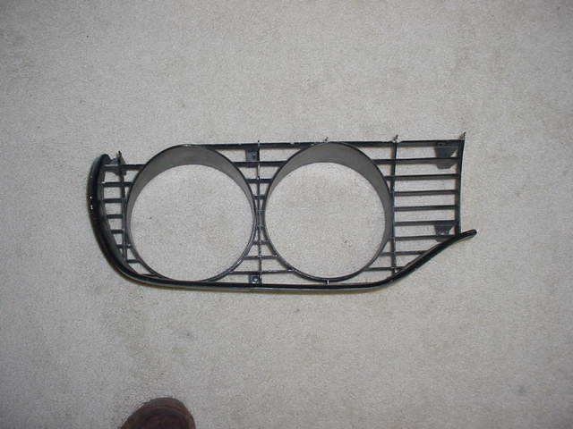 71 B-body passenger headlight bezel3.JPG