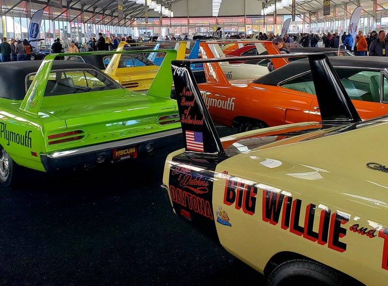 737 Big Willie's '69 Daytona & a Flock of '70 Superbirds.jpg