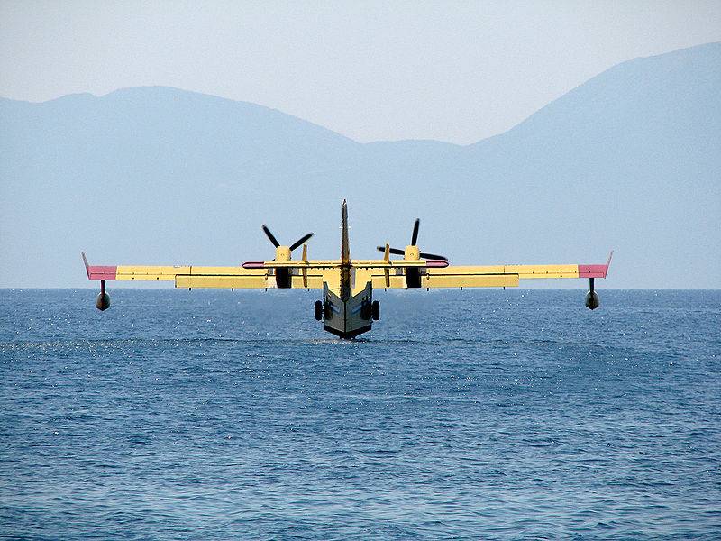 800px-Canadair_CL-415_Filling.jpg