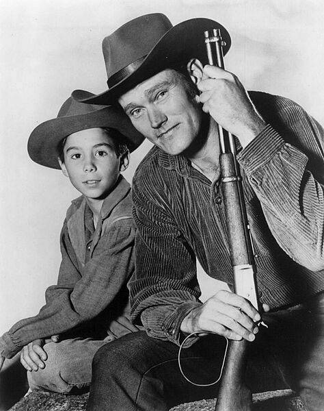 800px-Chuck_Connors_Johnny_Crawford_The_Rifleman_1960.jpg