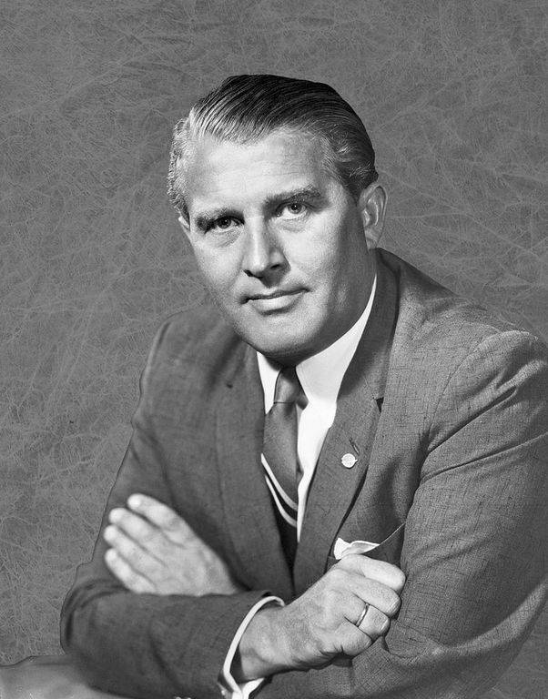 800px-Wernher_von_Braun_1960.jpg