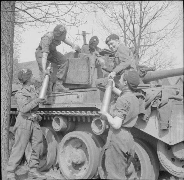 a-comets-crew-loading-77-mm-hv-ammunition-into-their-tank-653x640.jpg