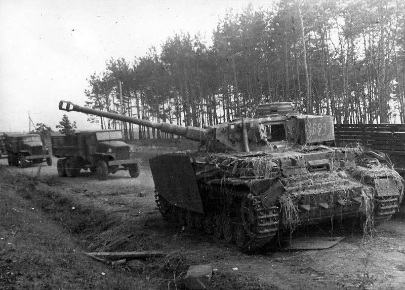 Abandoned_late_Panzer_IV_1945.jpg