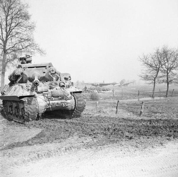 Achilles_tank_destroyer_on_the_east_bank_of_the_Rhine.jpg