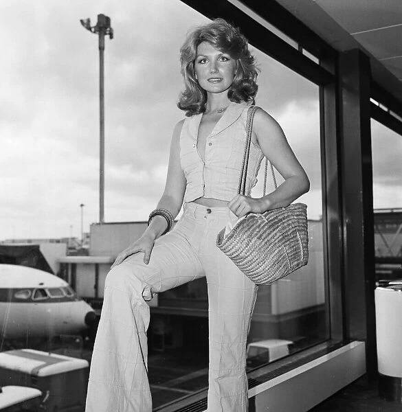 Actress Sue Vanner at Heathrow Airport.jpg