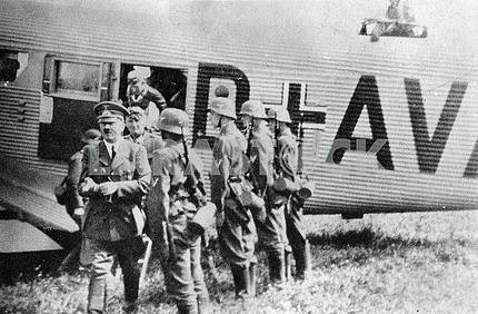 adolf-hitler-at-the-plane.jpg