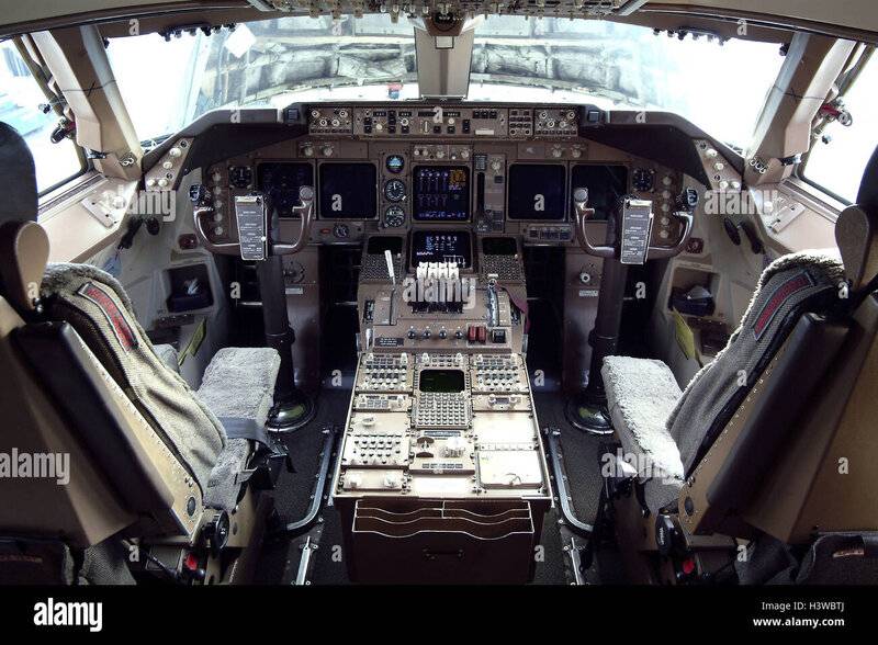 airplane-boeing-747-400-cockpit-detail-air-liner-air-traffic-air-traffic-H3WBTJ.jpg