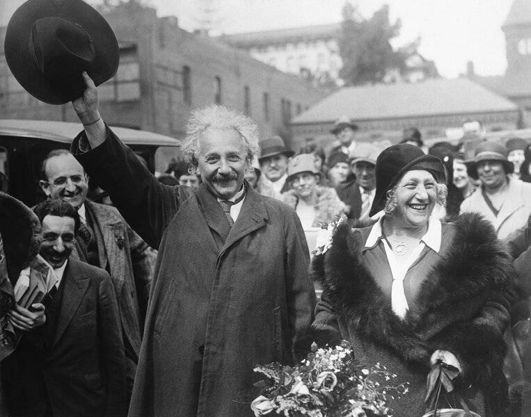 albert-einstein-and-his-wife-leaving-california-517474860-5a6e3f25d8fdd500369e70ef.jpg