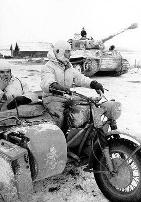 aMotorcycle+Russland__Krad_vor_Panzer_VI__Tiger_I_+no+text.jpg