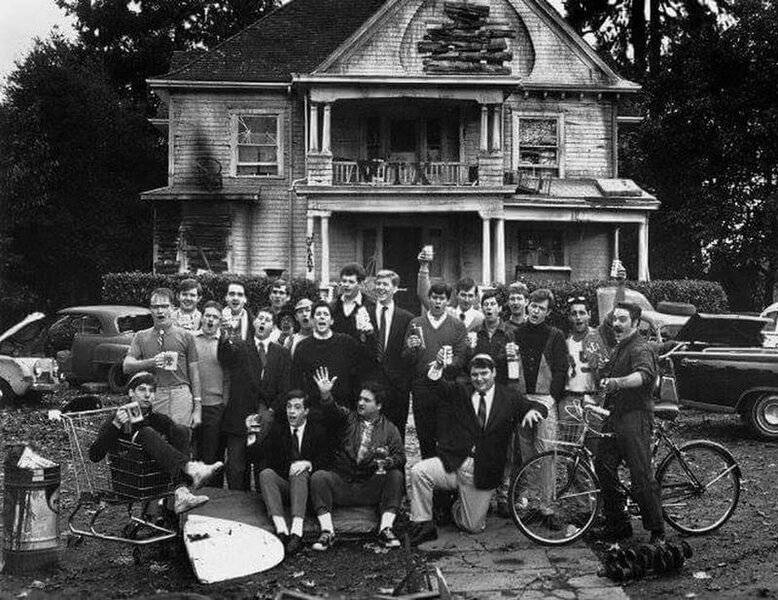 Animal House Cast Frat House Univ. Oregon Filming 1978.jpg