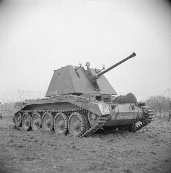 at-the-armoured-fighting-vehicle-school-gunnery-wing-at-lulworth-in-dorset-25-march-1943-634x640.jpg