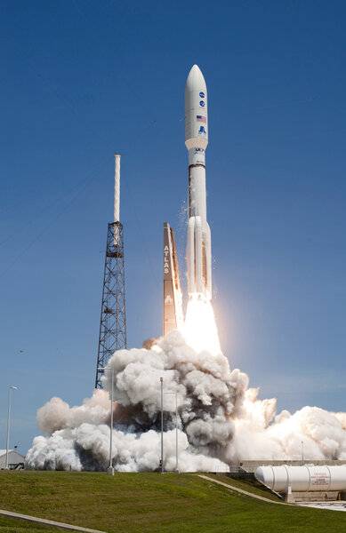 Atlas_V_551_launch_with_Juno.jpg